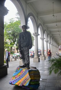 En aumento las personas en situación de calle en la ciudad de Xalapa; algunos duermen en cualquier lugar y otros tratan de llamar la atención de la gente.