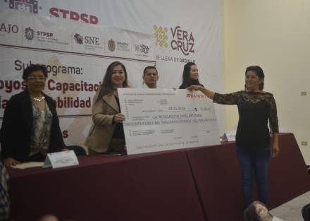 María Guadalupe Argüelles Lozano, secretaria de Trabajo, Previsión Social y Productividad,  entregó apoyos del Subprograma de Capacitación para la Empleabilidad en su modalidad de capacitación para el autoempleo.  