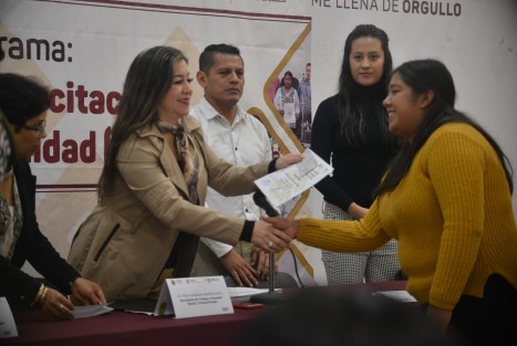 María Guadalupe Argüelles Lozano, secretaria de Trabajo, Previsión Social y Productividad,  entregó apoyos del Subprograma de Capacitación para la Empleabilidad en su modalidad de capacitación para el autoempleo.  