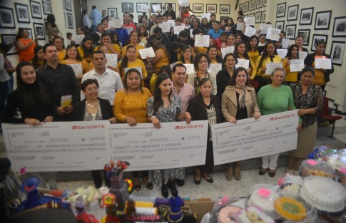 María Guadalupe Argüelles Lozano, secretaria de Trabajo, Previsión Social y Productividad,  entregó apoyos del Subprograma de Capacitación para la Empleabilidad en su modalidad de capacitación para el autoempleo.