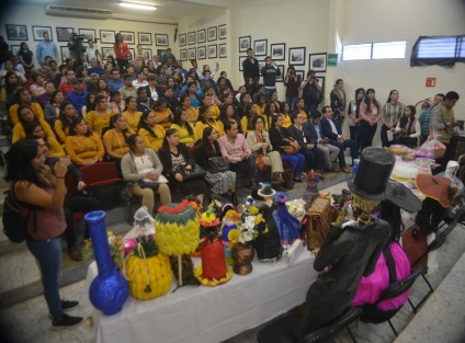 Algunos de los beneficiados, además de obtener habilidades para elaborar repostería, pastelería, papel picado, también les fue otorgada una beca de apoyo.  