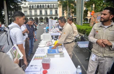 Xalapa fue el anfitrión  para realizar una vez más, una mini feria de salud, donde se aplicaron vacunas, Sabin y contra la Influenza entre otros servicios de salud preventiva. 