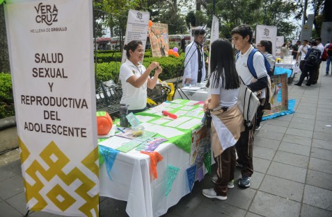 En el  módulo de reproducción de sexual, jóvenes sobre todo, se enteran cómo se coloca un condón femenino y también un masculino, además de conocer sobre los riesgos de contraer enfermedades de transmisión sexual.
