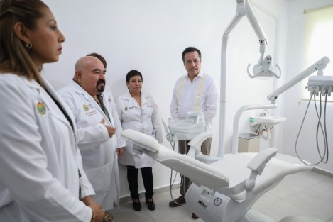 El Gobernador Cuitláhuac García, en compañía de personal de Salud inauguraron  Centro de Salud en el municipio de Tierra Blanca, que cuenta con cuatro consultorios de medicina general, odontología,  inmunizaciones y uno más de curaciones, salas para distintas atenciones y farmacia.  
