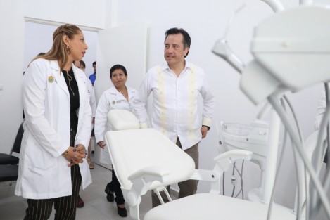 El Gobernador Cuitláhuac García, en compañía de personal de Salud inauguraron  Centro de Salud en el municipio de Tierra Blanca, que cuenta con cuatro consultorios de medicina general, odontología,  inmunizaciones y uno más de curaciones, salas para distintas atenciones y farmacia.  