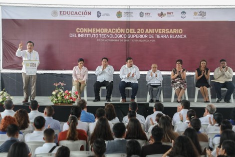 En gira de trabajo por la Cuenca del Papaloapan el gobernador Cuitláhuac García Jiménez celebró el vigésimo aniversario del Instituto Tecnológico Superior de Tierra Blanca (ITSTB), y a su vez inauguró un Centro de Salud en beneficio de 60 mil habitantes. 