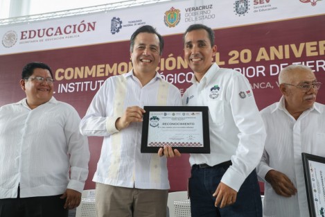 En gira de trabajo por la Cuenca del Papaloapan el gobernador Cuitláhuac García Jiménez celebró el vigésimo aniversario del Instituto Tecnológico Superior de Tierra Blanca (ITSTB), y a su vez inauguró un Centro de Salud en beneficio de 60 mil habitantes. 
