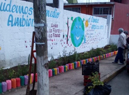 Pequeños del jardín de niños Juan de la Barrera de la colonia Virginia Cordero en compañía de padres de familia, profesores y autoridades municipales rescataron y acondicionaron un espacio donde se tiraba basura y lo convirtieron en jardinera. 