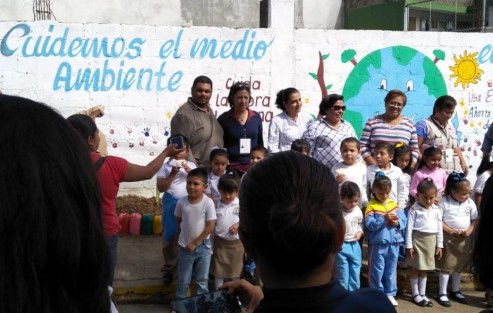 Pequeños del jardín de niños Juan de la Barrera de la colonia Virginia Cordero en compañía de padres de familia, profesores y autoridades municipales rescataron y acondicionaron un espacio donde se tiraba basura y lo convirtieron en jardinera. 