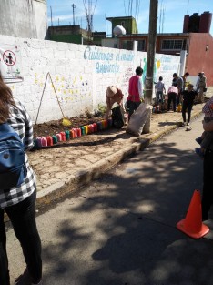 Pequeños del jardín de niños Juan de la Barrera de la colonia Virginia Cordero en compañía de padres de familia, profesores y autoridades municipales rescataron y acondicionaron un espacio donde se tiraba basura y lo convirtieron en jardinera.