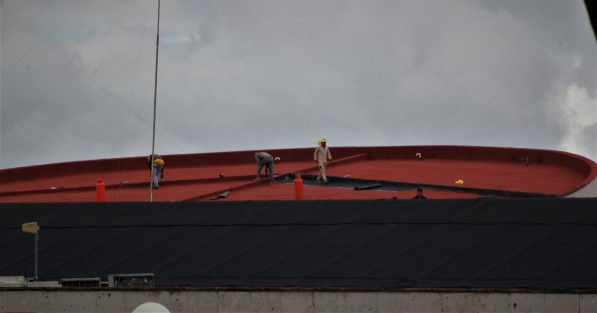 A cuenta gotas los trabajos de impermeabilización del Palacio Legislativo, aprovechando los días sin lluvia.  Como aquí se ha dado cuenta, en el recinto del Congreso del Estado, ya no ven lo duro sino lo tupido de las goteras.  