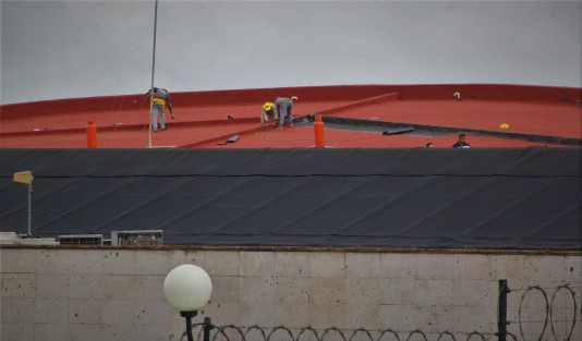 A cuenta gotas los trabajos de impermeabilización del Palacio Legislativo, aprovechando los días sin lluvia.  Como aquí se ha dado cuenta, en el recinto del Congreso del Estado, ya no ven lo duro sino lo tupido de las goteras.  