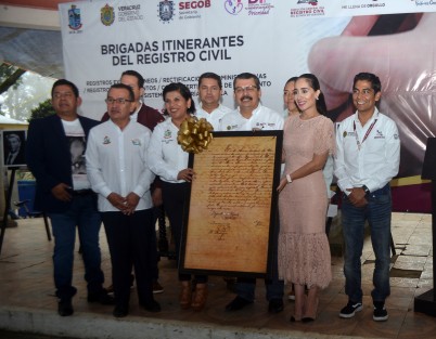 El evento estuvo encabezado por el Director del Registro Civil del Estado Manuel Arturo Domínguez Galván, el Alcalde de Teocelo, Mario Antonio Chama Díaz; la Presidenta del DIF Municipal Mara Chama Villa; la Síndica Zayra Martínez Andrade, el Director del Instituto de la Defensoría Guilebaldo Maciel Mercado y Rodolfo Trigo González, Oficial del Registro Público de la Propiedad. 