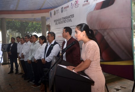 En su mensaje la Presidenta del Sistema Municipal DIF Teocelo, Mara Yamileth Chama, agradeció al Gobernador del Estado, Ing. Cuitláhuac García Jiménez y al Secretario de Gobierno Eric Patrocinio Cisneros Burgos, por todo el trabajo a favor de los Veracruzanos y en especial de los Teocelanos que hoy se vieron beneficiados  con la Brigada Itinerante de Registro Civil. 