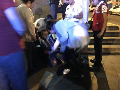 Un hombre de la tercera edad fue auxiliado por paramédicos, elementos de la SSP y ciudadanos, luego de que cayera en la esquina de Xalapeños Ilustres y Arteaga. Al preguntarle su dirección para notificar a familiares del incidente, dijo que lo tienen en abandono pues nadie lo quiere. 
