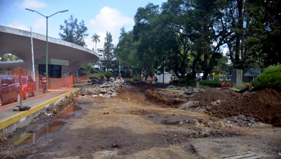 Al igual que las otras dos obras que se realizan en el centro de la ciudad de Xalapa, la de circuito universitario no luce con muchos avances. Se pueden observar apenas algunos trabajadores  realizando muros y banquetas. A decir de los trabajadores, será hasta el  próximo año cuando se concluyan éstas.  