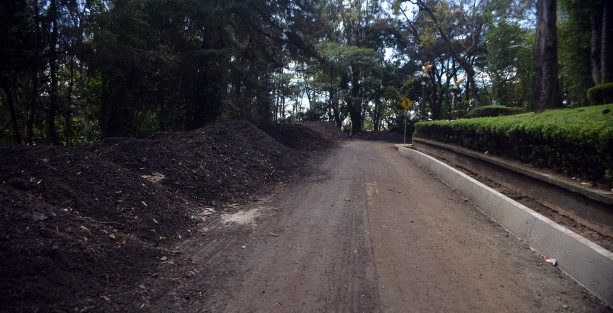 Al igual que las otras dos obras que se realizan en el centro de la ciudad de Xalapa, la de circuito universitario no luce con muchos avances. Se pueden observar apenas algunos trabajadores  realizando muros y banquetas. A decir de los trabajadores, será hasta el  próximo año cuando se concluyan éstas.  