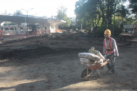 Por obra, el Circuito Universitario Gonzalo Aguirre Beltrán continúa cerrado a la circulación. Como oportunamente se informó, los trabajos tardarán unos tres meses, y en ellos el Gobierno Estatal, a través de SIOP, invierte 12mdp.   