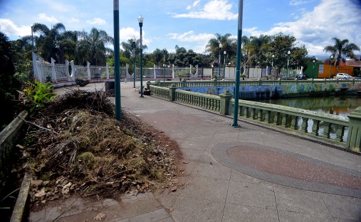 De esta forma se encuentra gran parte del Paseo de los Lagos, con basura y en el abandono por parte de las autoridades municipales.  En administraciones pasadas trataron de rescatar y rehabilitar esta parte de la ciudad, pero como se muestra en la gráfica, la falta de mantenimiento echa a perder cualquier proyecto 