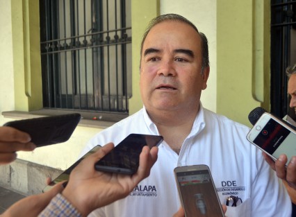  Gerardo Martínez Ríos, director de Desarrollo Económico, negó que el Ayuntamiento de Xalapa esté cobrando impuesto a los artistas urbanos que se presentan en la ciudad, y pidió que quienes aseguran estas prácticas presenten las pruebas.