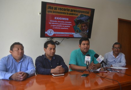 Integrantes de Antorcha Campesina anunciaron movilización y plantón permanente este martes 12 de noviembre en el Congreso de la Unión de la ciudad de México. Serán alrededor de 10 mil  integrantes quienes exigirán a los legisladores detengan los recortes a presupuestos de egreso de la federación.   