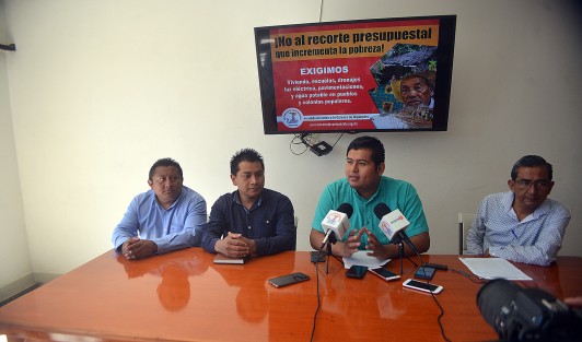Integrantes de Antorcha Campesina anunciaron movilización y plantón permanente este martes 12 de noviembre en el Congreso de la Unión de la ciudad de México. Serán alrededor de 10 mil  integrantes quienes exigirán a los legisladores detengan los recortes a presupuestos de egreso de la federación.   