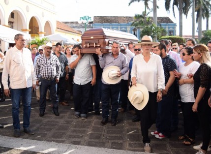 Familiares y amigos dieron el último adiós  al diputado local y líder campesino, Juan Carlos Molina Palacios, con una misa  de cuerpo presente en la Iglesia de la Virgen de la Candelaria en Tlacotalpan,Ver.. Posteriormente, sus restos fueron trasladados a el panteón municipal de esta localidad.
