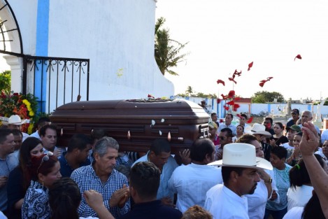 Familiares y amigos dieron el último adiós  al diputado local y líder campesino, Juan Carlos Molina Palacios, con una misa  de cuerpo presente en la Iglesia de la Virgen de la Candelaria en Tlacotalpan,Ver.. Posteriormente, sus restos fueron trasladados a el panteón municipal de esta localidad.