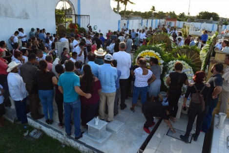 Familiares y amigos dieron el último adiós  al diputado local y líder campesino, Juan Carlos Molina Palacios, con una misa  de cuerpo presente en la Iglesia de la Virgen de la Candelaria en Tlacotalpan,Ver.. Posteriormente, sus restos fueron trasladados a el panteón municipal de esta localidad.