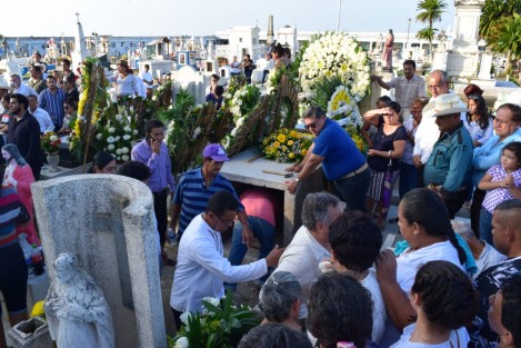 Familiares y amigos dieron el último adiós  al diputado local y líder campesino, Juan Carlos Molina Palacios, con una misa  de cuerpo presente en la Iglesia de la Virgen de la Candelaria en Tlacotalpan,Ver.. Posteriormente, sus restos fueron trasladados a el panteón municipal de esta localidad.