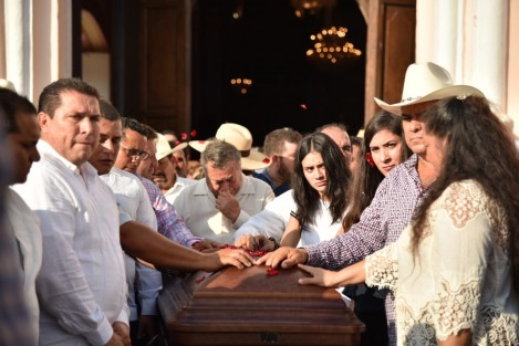 Familiares y amigos dieron el último adiós al diputado local y líder campesino, Juan Carlos Molina Palacios, con una misa de cuerpo presente en la Iglesia de la Virgen de la Candelaria en Tlacotalpan,Ver.. Posteriormente, sus restos fueron trasladados a el panteón municipal de esta localidad. 