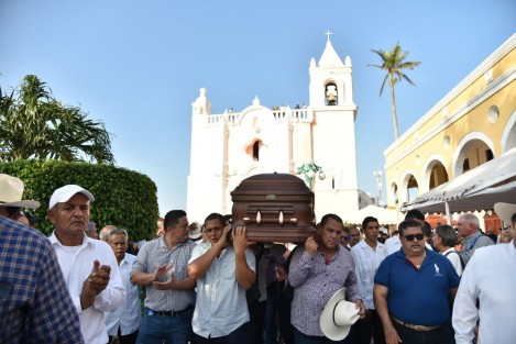 Familiares y amigos dieron el último adiós al diputado local y líder campesino, Juan Carlos Molina Palacios, con una misa de cuerpo presente en la Iglesia de la Virgen de la Candelaria en Tlacotalpan,Ver.. Posteriormente, sus restos fueron trasladados a el panteón municipal de esta localidad. 