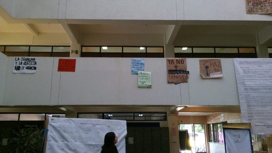 Estudiantes de la Facultad de Psicología de la Universidad Veracruzana se manifiestan denunciando acoso y discriminación por parte de maestros, algunos de los cuales no están calificados para impartir clases, dijeron. Además porque ni los mismos maestros quieren ir al psicólogo, comentaron los estudiantes. 