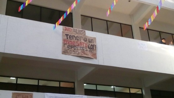 Estudiantes de la Facultad de Psicología de la Universidad Veracruzana se manifiestan denunciando acoso y discriminación por parte de maestros, algunos de los cuales no están calificados para impartir clases, dijeron. Además porque ni los mismos maestros quieren ir al psicólogo, comentaron los estudiantes. 