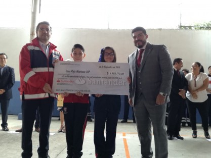 En el Centro  Escolar Revolución, de la capital veracruzana, la Secretaría de Educación de Veracruz hizo entrega de un donativo por $1,993,770, a la Benemérita Cruz Roja Mexicana, recaudados en las instituciones educativas del estado.  