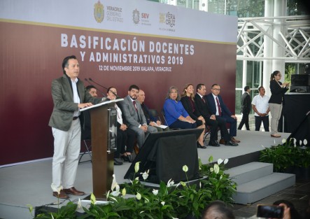El gobernador Cuitláhuac García Jiménez, en compañía del secretario de Educación, Zenyanzen Escobar, realizaron la entrega de basificaciones a docentes y administrativos en las instalaciones del COVECyT. 
