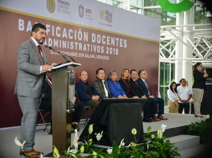 El gobernador Cuitláhuac García Jiménez, en compañía del secretario de Educación, Zenyanzen Escobar, realizaron la entrega de basificaciones a docentes y administrativos en las instalaciones del COVECyT. 