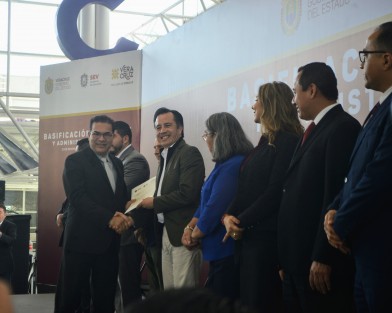 El gobernador Cuitláhuac García Jiménez, en compañía del secretario de Educación, Zenyanzen Escobar, realizaron la entrega de basificaciones a docentes y administrativos en las instalaciones del COVECyT. 