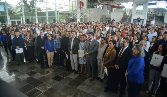 El gobernador Cuitláhuac García Jiménez, en compañía del secretario de Educación, Zenyanzen Escobar, realizaron la entrega de basificaciones a docentes y administrativos en las instalaciones del COVECyT.  