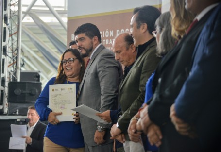 El gobernador Cuitláhuac García Jiménez, en compañía del secretario de Educación, Zenyanzen Escobar, realizaron la entrega de basificaciones a docentes y administrativos en las instalaciones del COVECyT. 
