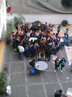 Estudiantes de la Facultad de Psicología de la Universidad Veracruzana se manifiestan denunciando acoso y discriminación por parte de maestros, algunos de los cuales no están calificados para impartir clases, dijeron. Además porque ni los mismos maestros quieren ir al psicólogo, comentaron los estudiantes. 