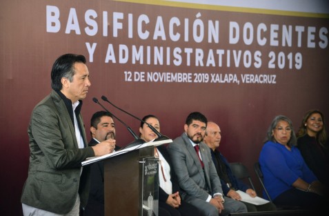 Al hacer entrega de 10 mil 510 basificaciones a docentes y trabajadores administrativos de todos los niveles educativos del estado, el gobernador Cuitláhuac García Jiménez, agradeció la confianza del magisterio veracruzano y expresó que su gobierno se distinguirá por la honestidad laboral con este sector al que no le fallará.  