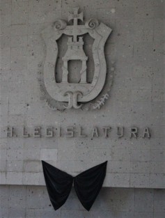 Moños negros en señal de luto en el Palacio Legislativo, por el deceso del diputado Juan Carlos Molina Palacios.