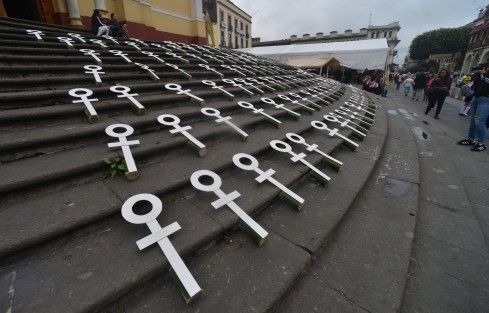 La activista Miriam Lagunes Marín, en compañía de Arely Hernández Alvarado, instalaron 150 cruces en las escalinatas de la catedral de Xalapa, como protesta por cada mujer muerta por violencia en Veracruz desde noviembre de 2018. 
