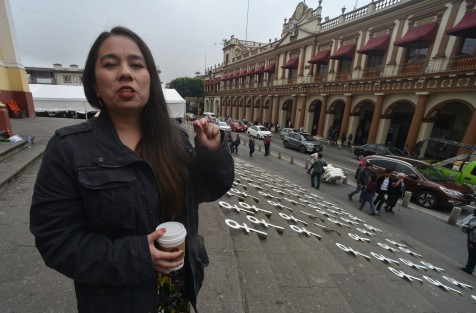 La activista Miriam Lagunes Marín, en compañía de Arely Hernández Alvarado, instalaron 150 cruces en las escalinatas de la catedral de Xalapa, como protesta por cada mujer muerta por violencia en Veracruz desde noviembre de 2018. 