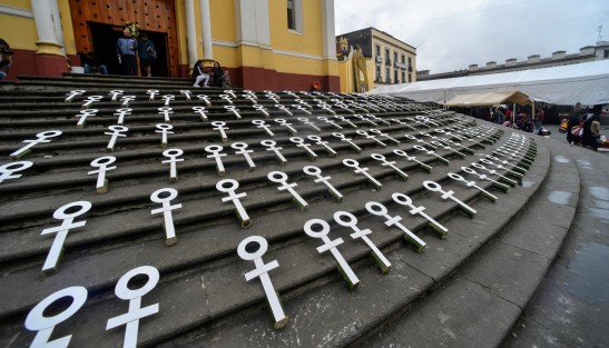 La activista Miriam Lagunes Marín, en compañía de Arely Hernández Alvarado, instalaron 150 cruces en las escalinatas de la catedral de Xalapa, como protesta por cada mujer muerta por violencia en Veracruz desde noviembre de 2018.   