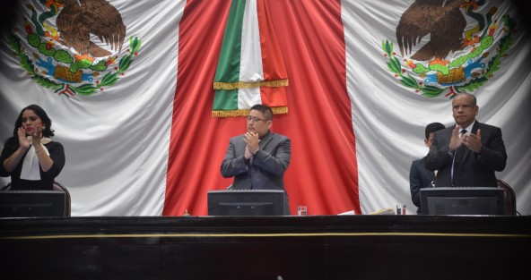 Familiares, amigos y compañeros de trabajo, así como su esposa, participaron en la sesión solemne en memoria del diputado Juan Molina Palacios en el Recinto Oficial de Sesiones del Congreso de Veracruz. Todos los presentes guardaron un minuto de silencio en memoria del legislador.  