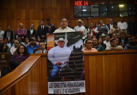 Familiares, amigos y compañeros de trabajo, así como su esposa, participaron en la sesión solemne en memoria del diputado Juan Molina Palacios en el Recinto Oficial de Sesiones del Congreso de Veracruz. Todos los presentes guardaron un minuto de silencio en memoria del legislador.  