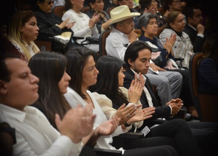Familiares, amigos y compañeros de trabajo, así como su esposa, participaron en la sesión solemne en memoria del diputado Juan Molina Palacios en el Recinto Oficial de Sesiones del Congreso de Veracruz. Todos los presentes guardaron un minuto de silencio en memoria del legislador.  