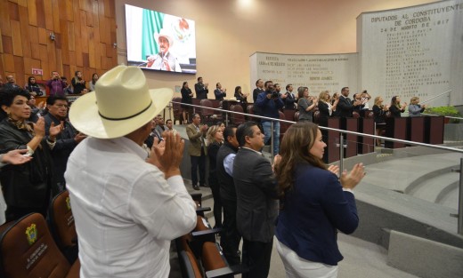 Familiares, amigos y compañeros de trabajo así como su esposa participaron en la sesión solemne en memoria del diputado Juan Molina Palacios en el Recinto Oficial de Sesiones del Congreso de Veracruz todos los presentes guardaron minuto de silencio en memoria del legislador.  